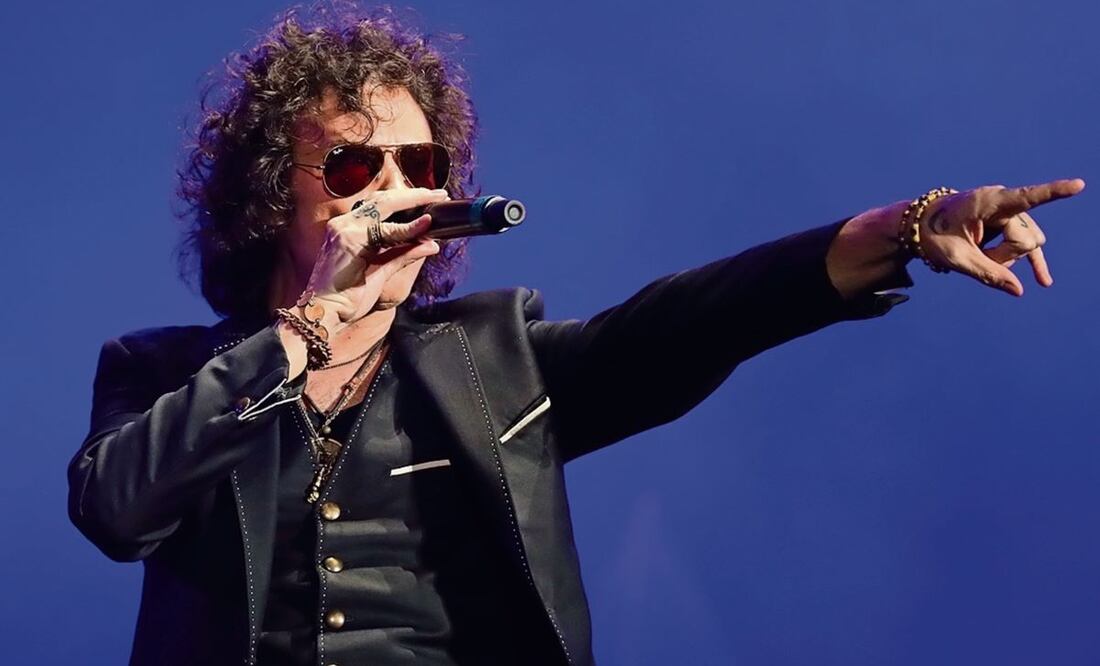 Enrique Bunbury playing live
